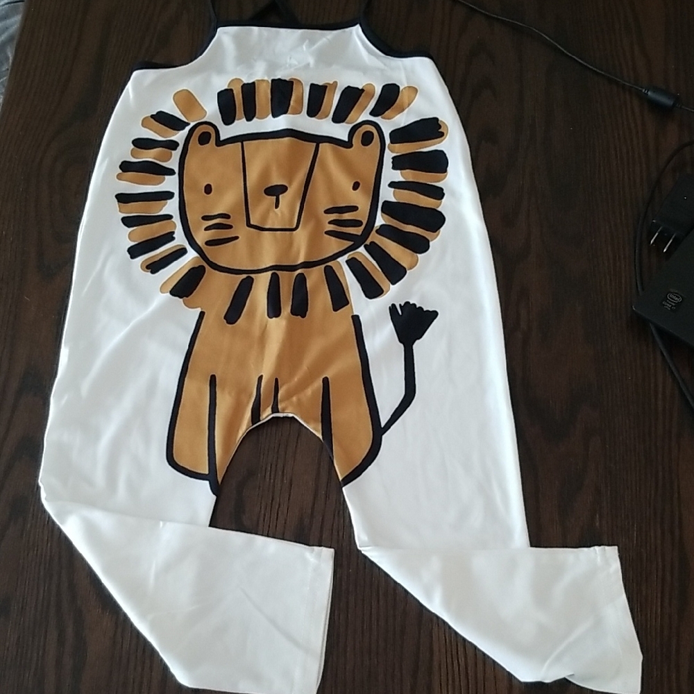 PatPat White, Black And Mustard Toddler Romper. Cute Lion Print. Size 3-4T